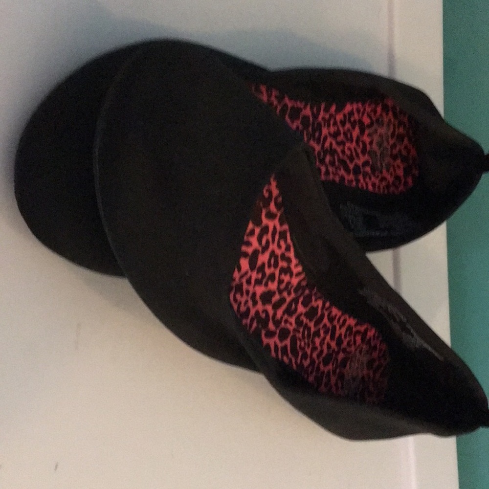 Black and pink flats ❤️